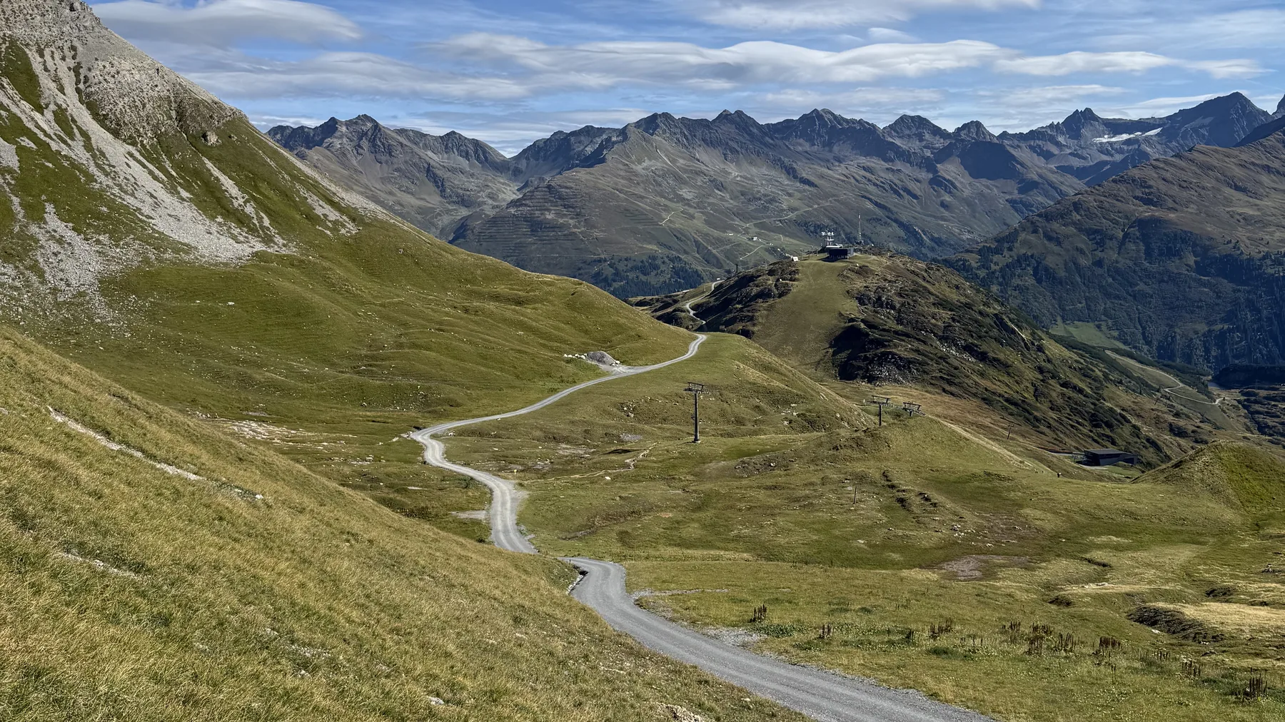Der Weg hinunter ins Tal, gesehen von der Ulmer Hütte